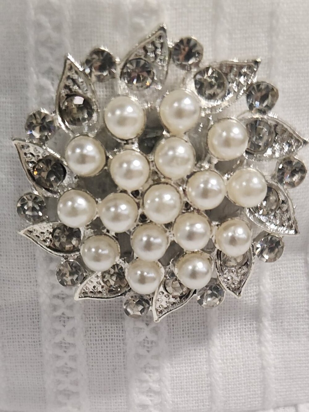 PEARLS & clear STONES in SILVERTONE MAGNETIC Pin jewelry NEW